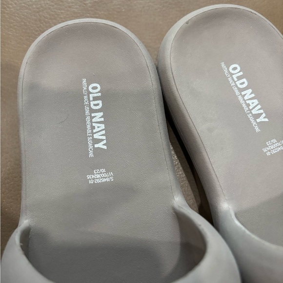 Old Navy Women's Tan Slide Sandals - Picture 2 of 3